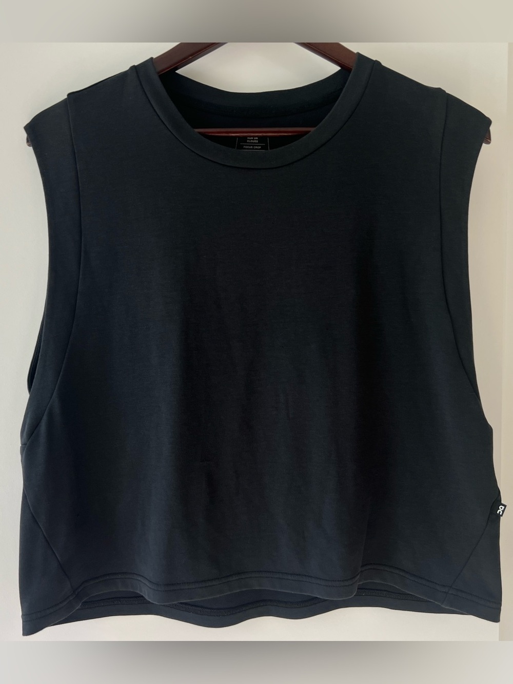 On Running Crop Tank Top Focus Black Muscle Womens XS Lightweight Activewear